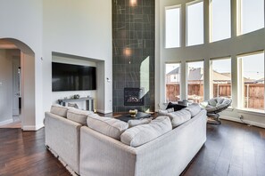 House (5 Bedrooms) | Interior - Spacious Texas Vacation Rental w/ Community Pool (Mansfield)