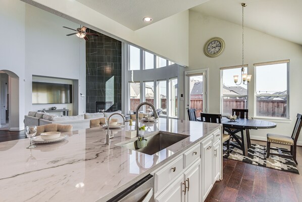 House (5 Bedrooms) | Interior