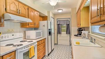 House (2 Bedrooms) | Private kitchen | Microwave, oven, stovetop, dishwasher
