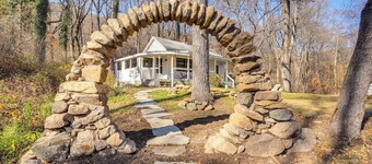 Stoney Creek Cottage: Waterfront Hot Tub, Fire Pit