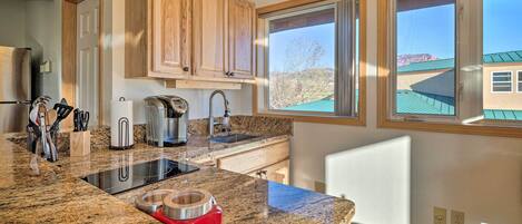 Apartment (0 Bedroom) | Private kitchen | Microwave, oven, stovetop, cookware/dishes/utensils