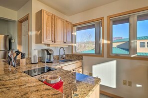 Apartment (0 Bedroom) | Private kitchen | Microwave, oven, stovetop, cookware/dishes/utensils - Charming Studio - 3 Miles From Kolob Canyons! (New Harmony)