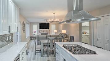 House (6 Bedrooms) | Interior