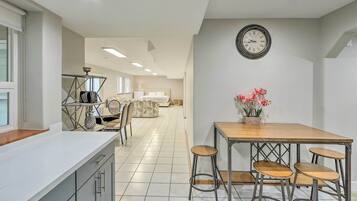 House (6 Bedrooms) | Interior