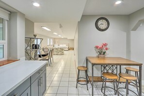 House (6 Bedrooms) | Interior