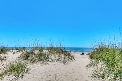 2 Mi to Beach! Hilton Head Golf Escape w/ Balcony