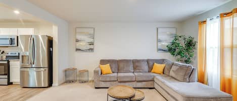 Apartment (3 Bedrooms) | Living area | TV