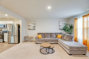 Apartment (3 Bedrooms) | Ruang tamu | TV 