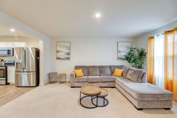 Apartment (3 Bedrooms) | Living area | TV