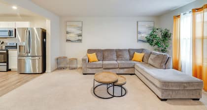 Sunlit Milford Townhome < 2 Mi to Riverwalk!