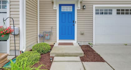 Sunlit Milford Townhome < 2 Mi to Riverwalk!