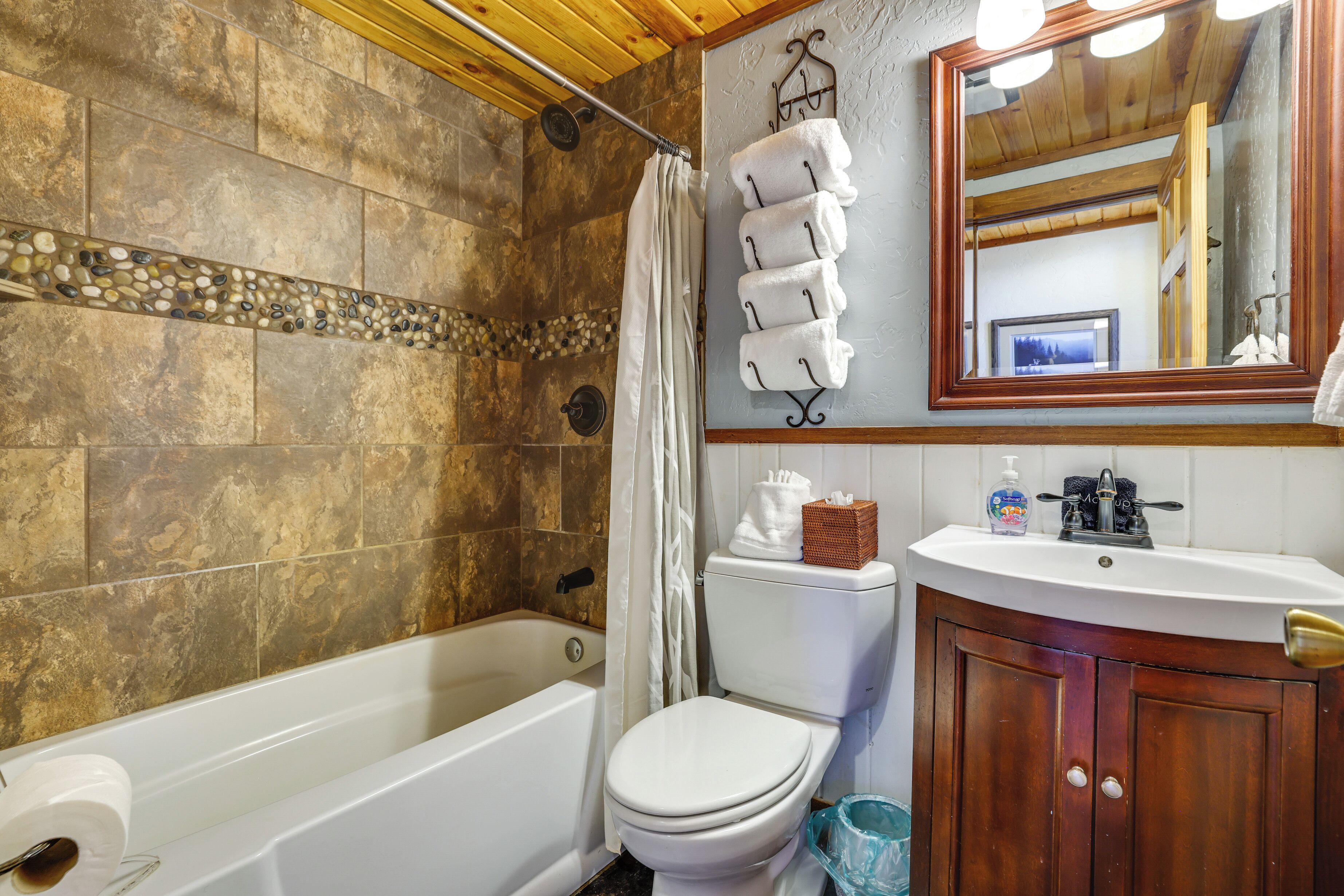 Une salle de bain avec une baignoire, des toilettes et un lavabo.