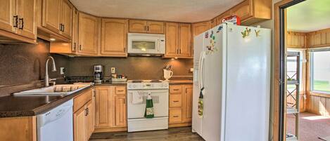 House (3 Bedrooms) | Private kitchen | Microwave, oven, stovetop, dishwasher