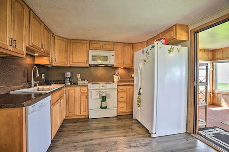 House (3 Bedrooms) | Private kitchen | Microwave, oven, stovetop, dishwasher
