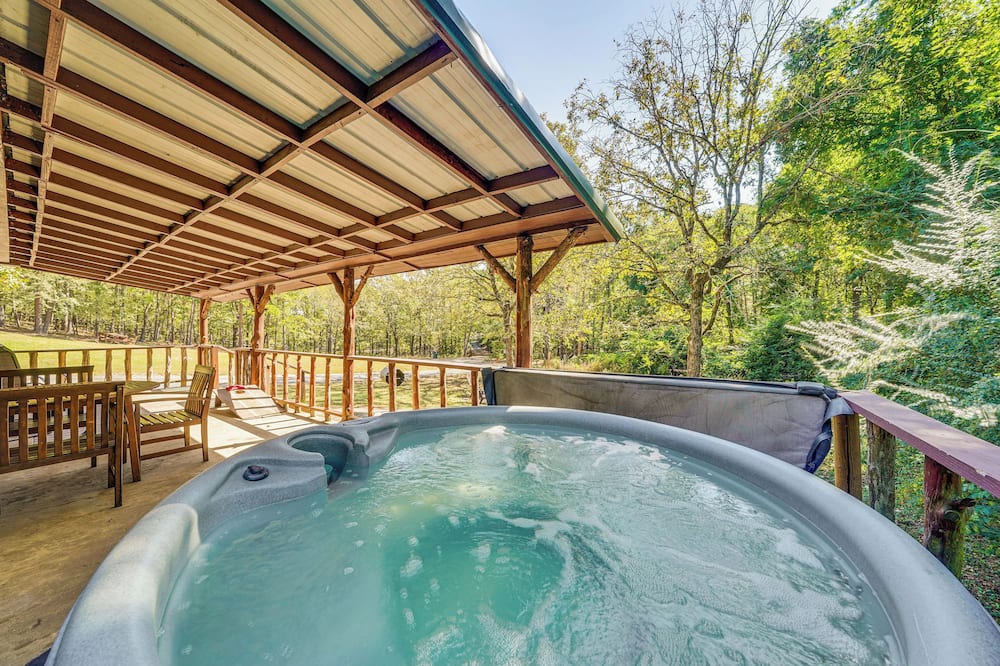 Rustic Cabin w/ Hot Tub Near Broken Bow Lake! - McCurtain County, OK