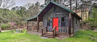 Rustic Cabin w/ Hot Tub Near Broken Bow Lake!