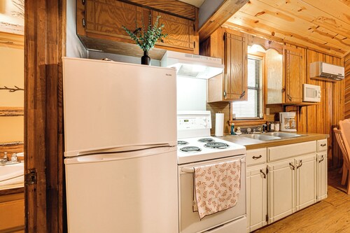 Rustic Cabin w/ Hot Tub Near Broken Bow Lake!