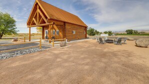 A log cabin with a porch and outdoor seating area. - Secluded Grand Junction Getaway w/ Sweeping Views! (Grand Junction)