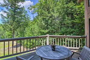 Outdoor dining - Bartlett Condo w/ Mtn-view Deck < 1 Mi to Skiing! (Bartlett)