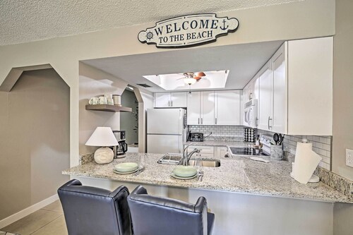 Cape Coral Condo With Community Pool & Tiki Bar!