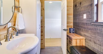 Ranch Cabin w/ Decks, 10 Mi to Fredericksburg