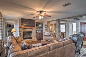 House (4 Bedrooms) | Front of property