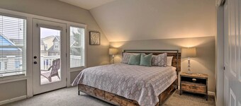 Dog-friendly Home w/ Deck & Yard ~ Walk to Beach