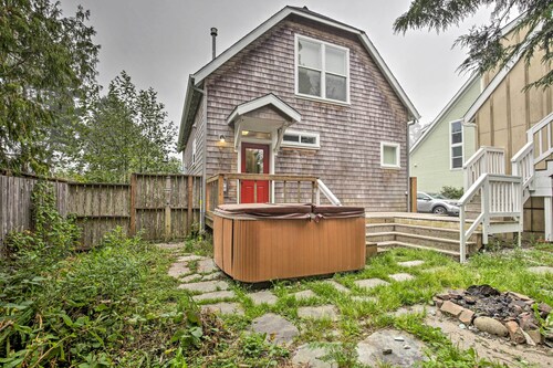 Dog-friendly Home w/ Deck & Yard ~ Walk to Beach