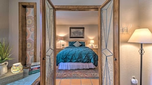 A bedroom with a bed, bedside lamps, a bedside table with a lamp, a wall-mounted artwork, and a patterned rug. - Alto Adventure Base w/ Deck: Hike, Bike & Ski! (Alto)
