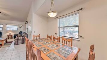 House (5 Bedrooms) | Interior