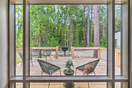 2 Mi to Msu: Chic Tiny Home Retreat!