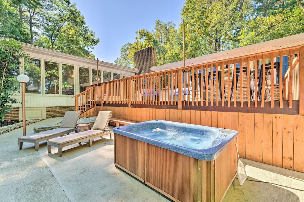 Dobson Getaway w/ Private Pool & Game Room! - Pilot Mountain