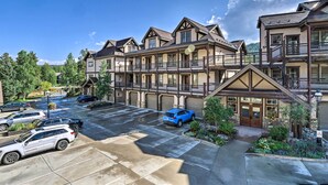 Un hôtel à plusieurs étages doté d’une cour intérieure, d’un parking et offrant une vue sur les montagnes.