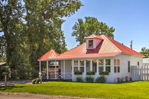 Cottage (2 Bedrooms) | Interior - Charming Choteau Cottage: Ski & Fish Nearby! (Choteau)