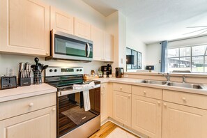 Interior - < 5 Mi to Disney: Sun-soaked Kissimmee Escape! (Kissimmee)