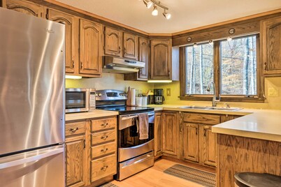 Mountain-view Conway Cabin ~ 9 Mi to Slopes!