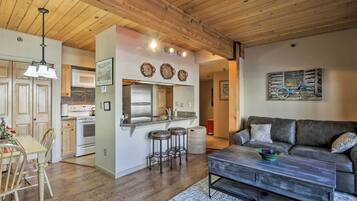 Apartment (1 Bedroom) | Living area | TV