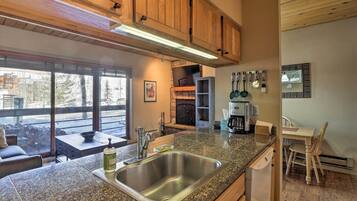 Apartment (1 Bedroom) | Private kitchen | Paper towels