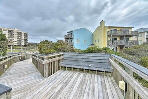 Apartment (1 Bedroom) | Interior - Bright Emerald Isle Condo w/ Private Beach Access! (Emerald Isle)