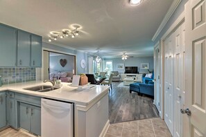 Apartment (1 Bedroom) | Interior - Bright Emerald Isle Condo w/ Private Beach Access! (Emerald Isle)