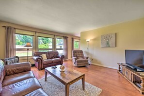 Interior - Cozy Charlotte Retreat w/ Yard ~ 5 Mi to Dtwn (Charlotte)