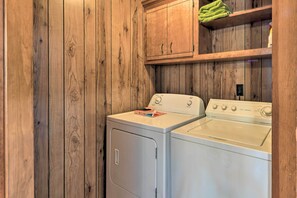 Interior - Cozy Charlotte Retreat w/ Yard ~ 5 Mi to Dtwn (Charlotte)