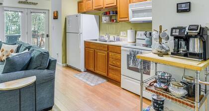 Cabin w/ Deck & Screened-in Porch in New Market!