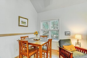 Interior - Cabin w/ Deck & Screened-in Porch in New Market! (New Market)