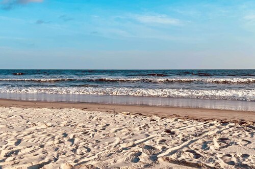 Oak Island Cottage: Minutes to Long Beach!