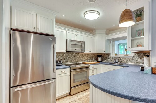 Oak Island Cottage: Minutes to Long Beach!