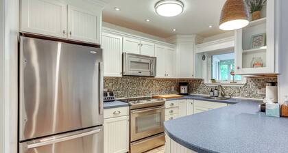 Oak Island Cottage: Minutes to Long Beach!