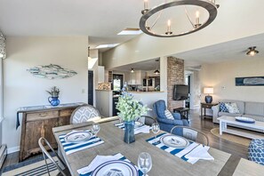 House (2 Bedrooms) | Interior - Westbrook Home w/ Ocean Views - Walk to Beach (Westbrook)