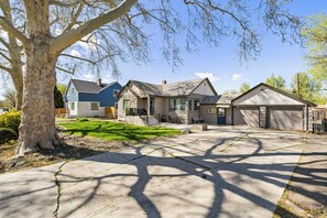 Interior - Spacious Family Home w/ Garage Game Room & Office! (Boise)