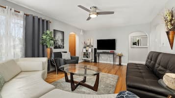 House (4 Bedrooms) | Front of property